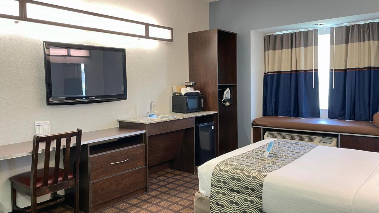 Microtel Inn & Suites By Wyndham Michigan Stadt Exterior foto